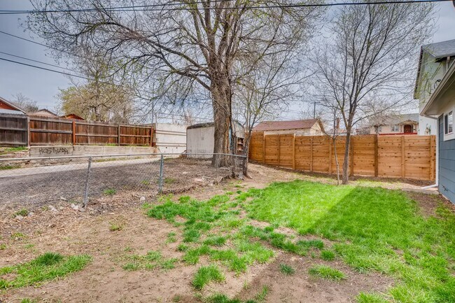 Building Photo - 216 S Irving St