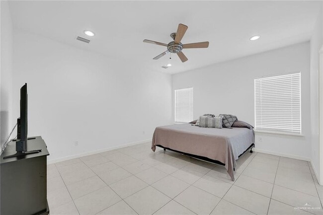 Building Photo - 21 E Thornhill Ave