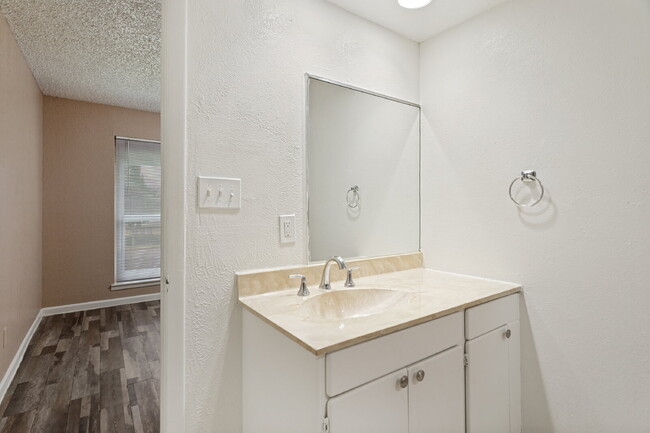 Building Photo - Spacious & Modernized Duplex Living in Southwest Fort Worth