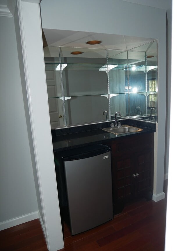 Building Photo - 4 Bedroom 3.5 Bath Corner Unit Townhouse o...