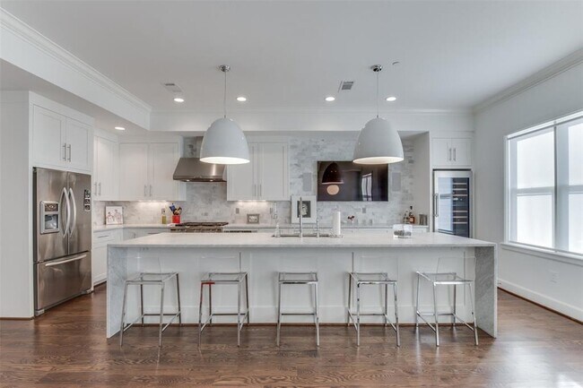 Building Photo - 418 NE 2nd St