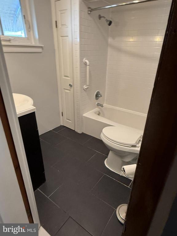 Building Photo - 347 Durfor St