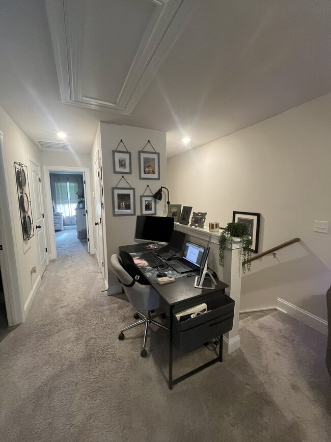 Building Photo - Immaculate End-Unit Townhome in West End S...