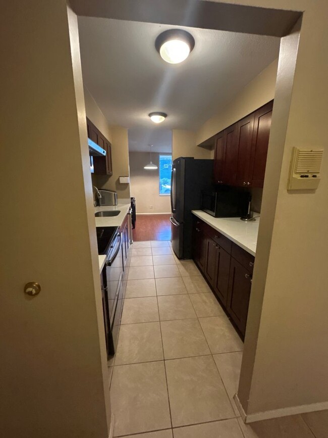 Building Photo - Fantastic 2 Bed 2 Bath Condo in the U Dist...