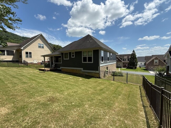 Building Photo - Elegant 3-Bedroom Home in Gated Seven Lakes with Community Pool