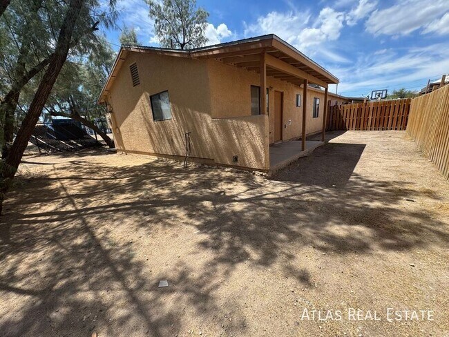 Building Photo - 506 N Iroquois Ave