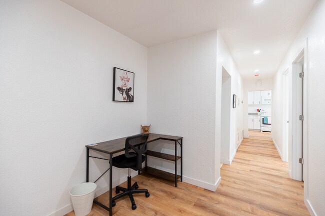 Building Photo - 600 E 8th St