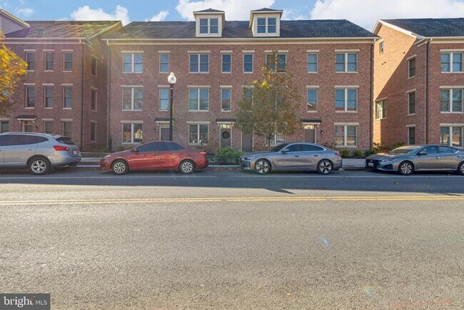 Building Photo - 935 Sycamore Dr SE