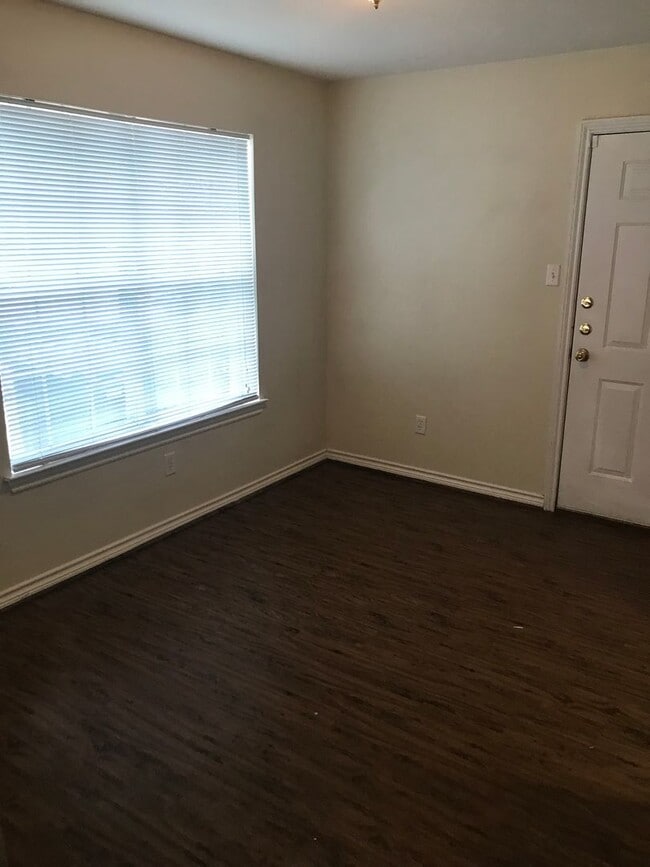 Building Photo - Spacious Duplex Available In Steeplechase ...