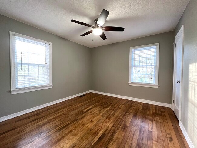 Building Photo - 3033 Lake Ave