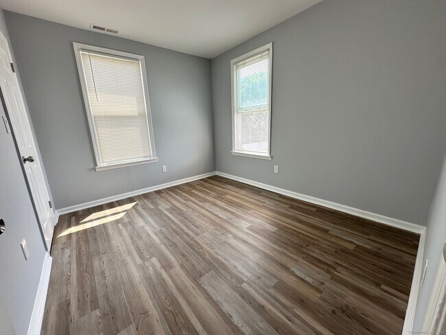Building Photo - 227 Newfield Ave