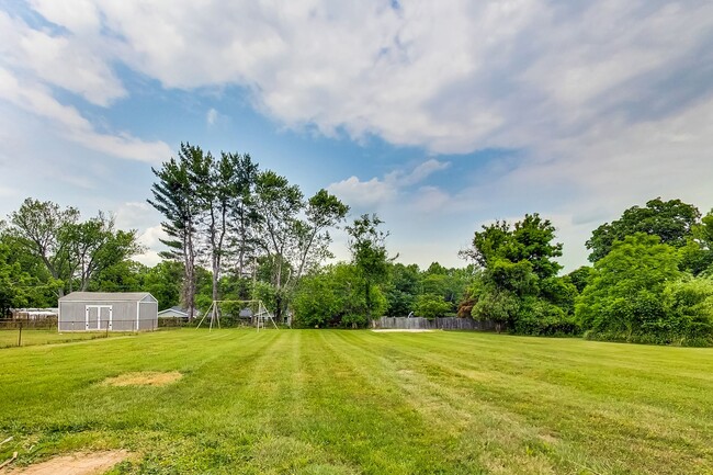 Building Photo - 5 Bed / 3 Bath / deep lot/ 2 driveways and...