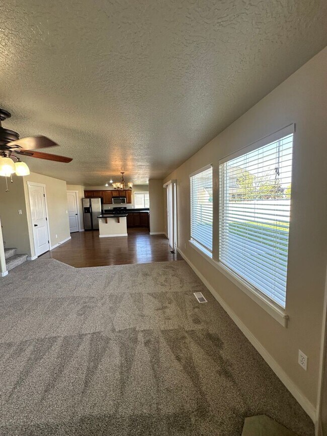Building Photo - New Carpet! Super Meridian Location!!! Man...