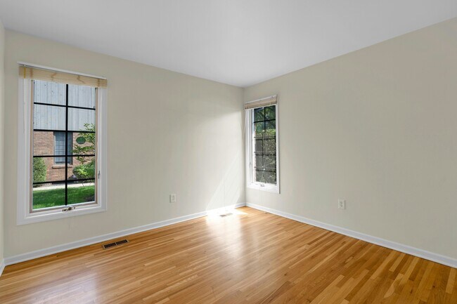 Building Photo - 10 Shelley Pl