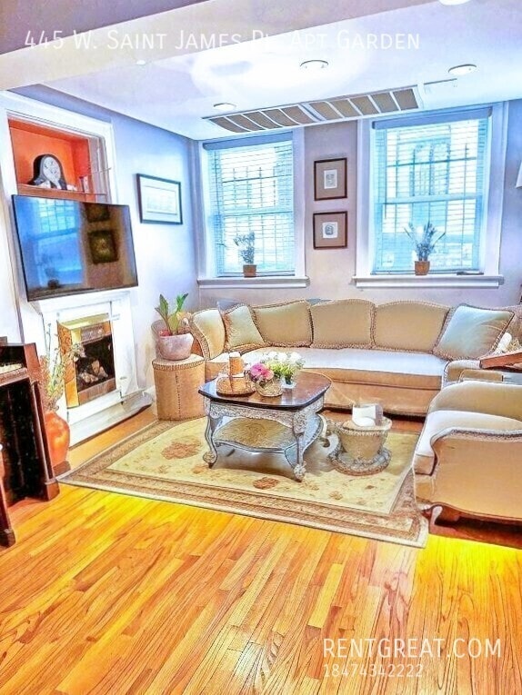 Building Photo - 445 W St James Pl