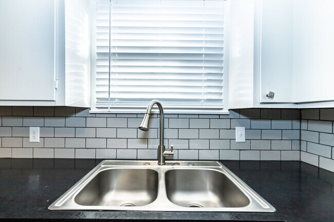 Building Photo - Large & Recently Updated!