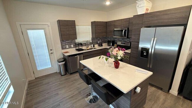 Building Photo - 476 Deserts Dr