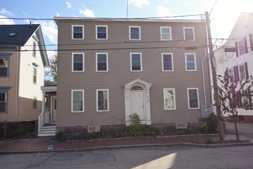 Building Photo - 142 Cabot St