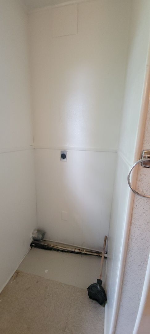 Building Photo - Huge 3 bedroom/1 bath upstairs apartment with Water, Gas Range and Refrigerator!