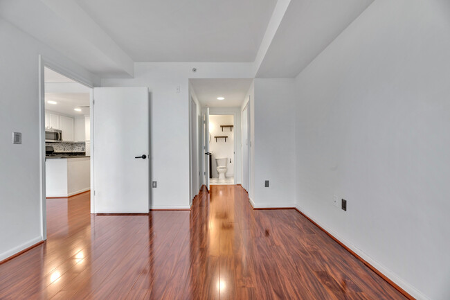 Building Photo - 1-month FREE RENT!! Modern 1-Bed Condo in ...