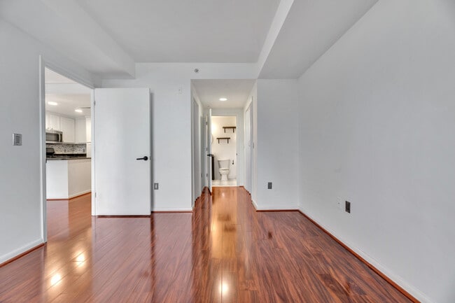 Building Photo - Modern 1-Bed Condo in Prime SW DC