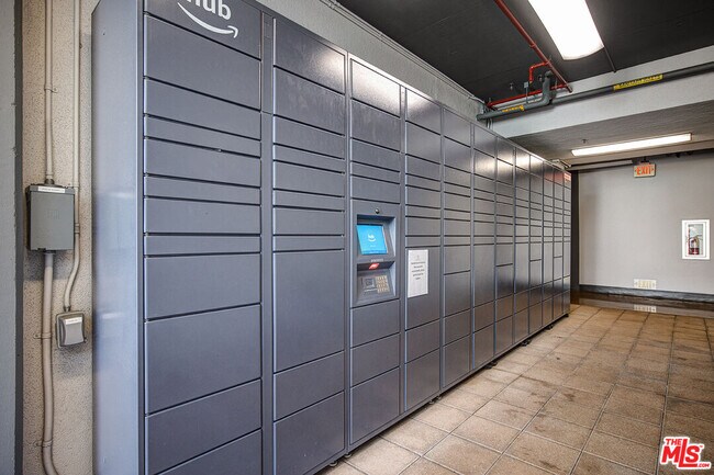 Building Photo - 645 W 9th St