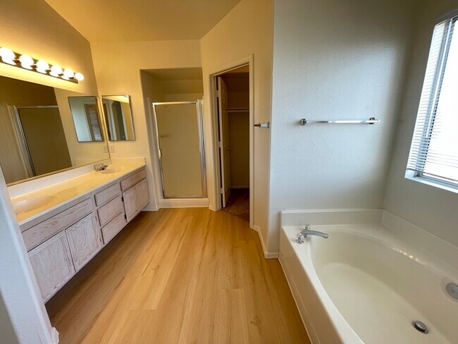 Building Photo - To schedule a viewing, call Wally Fellman ...