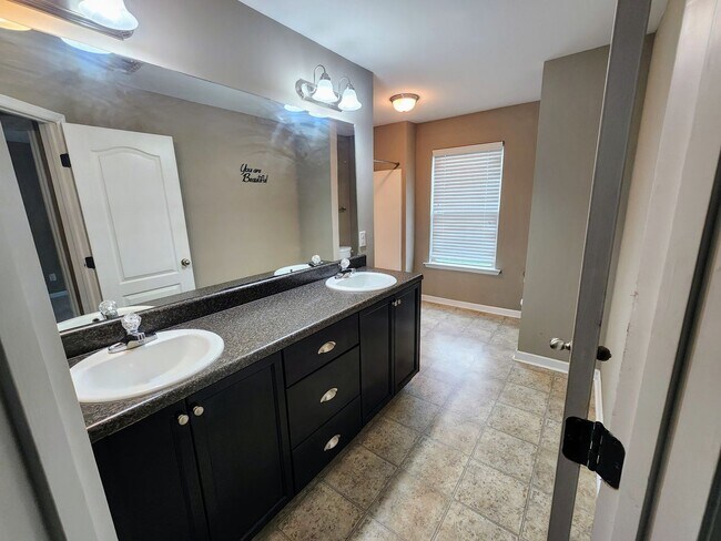 Building Photo - Spacious cul-de-sac home in Grovetown