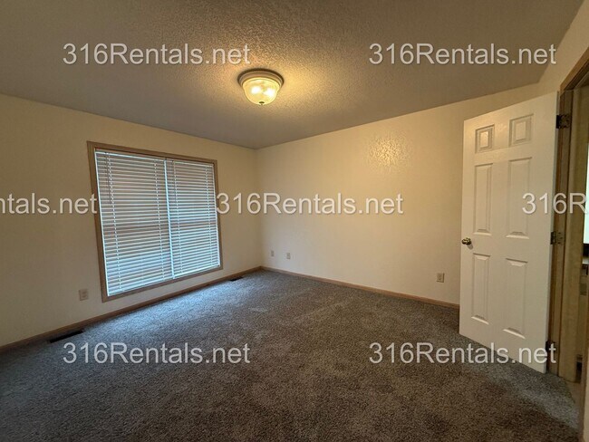 Building Photo - $1,595 - 3 bed 2 bath - Beautiful Remodeled Duplex Home Available Now!