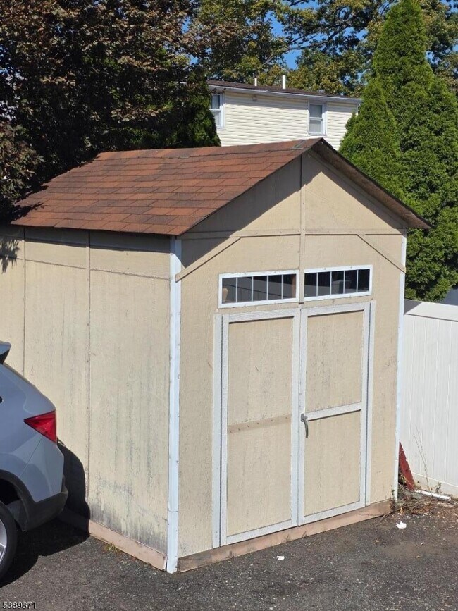 Building Photo - 807 Canton St