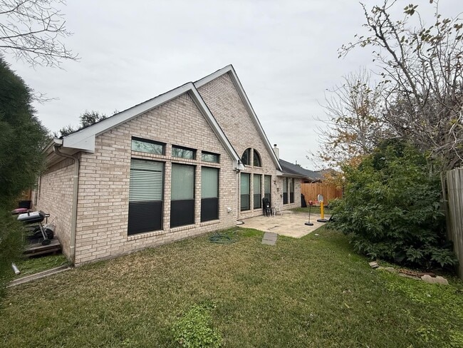 Building Photo - 207 Cedar Lake Dr