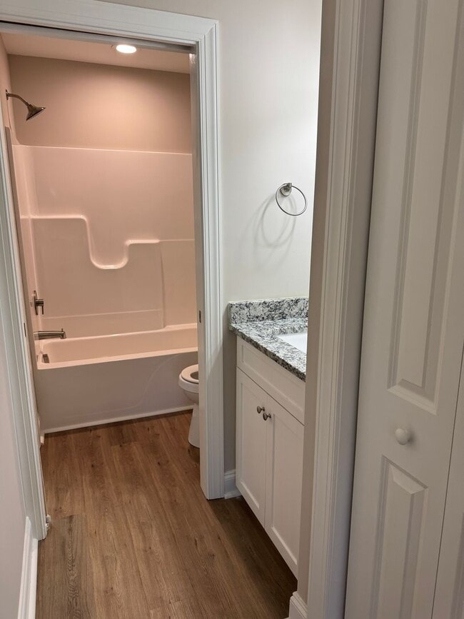 Building Photo - 1006 10th Ave NE