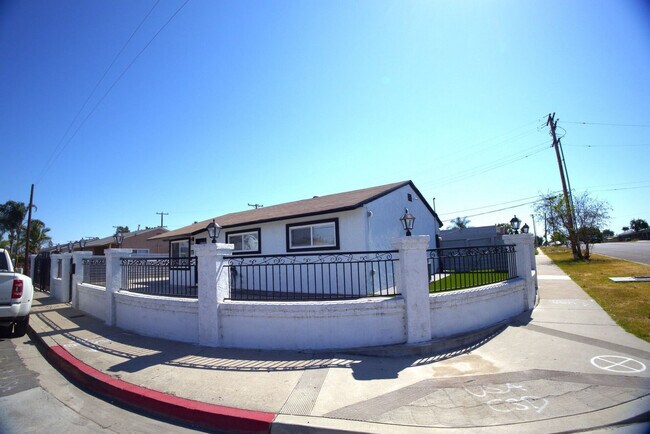 Building Photo - 660 Sunnyside Ave