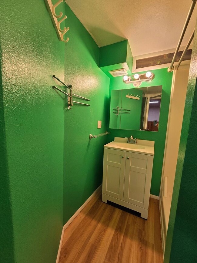 Building Photo - Spacious 4 Bedroom Home with Solar Panels, Fully Fenced Yard on Rimrock Rd