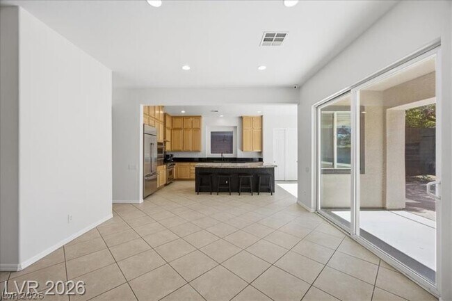 Building Photo - 2765 Struan Ave