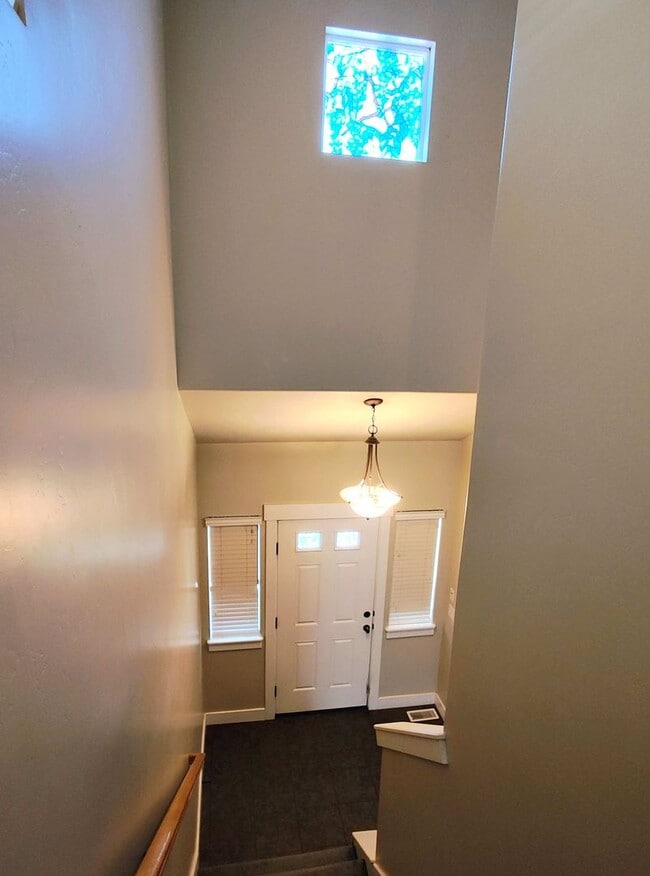 Building Photo - AMAZING CONDO 2 MASTER SUITES 2 CAR GARAGE