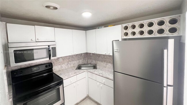Building Photo - 666 W 81st St