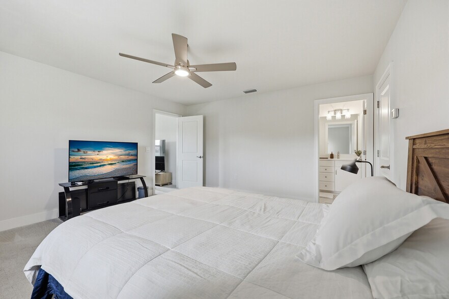 Building Photo - 534 SW 145th Dr