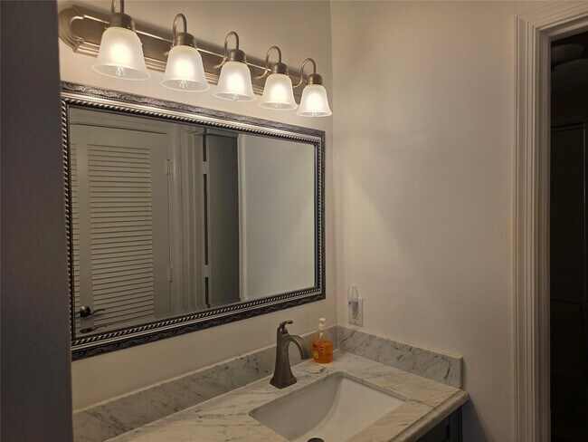 Building Photo - 959 SE 2nd Ave