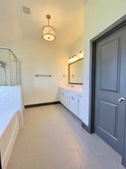 Building Photo - 560 Inwood St