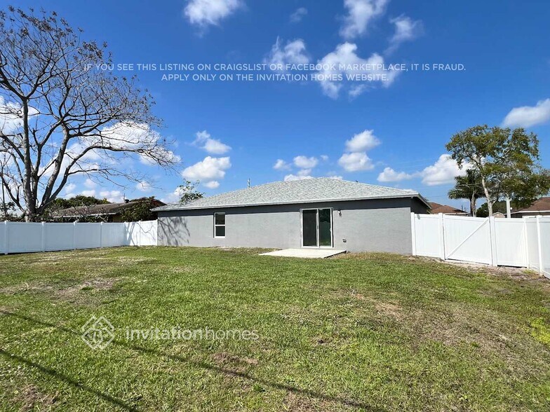 Building Photo - 682 NW Floresta Dr