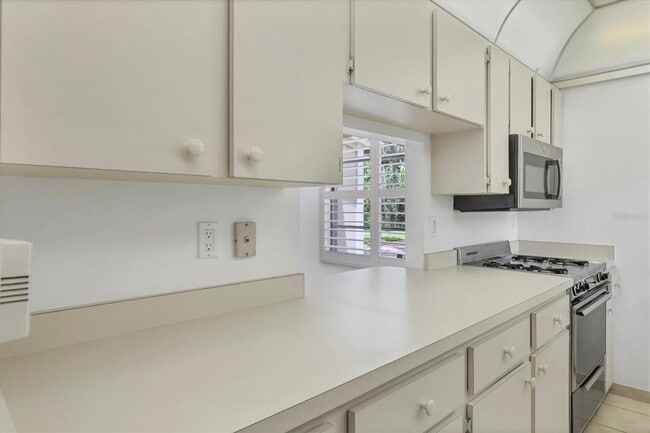 Building Photo - 5051 Village Garden Dr