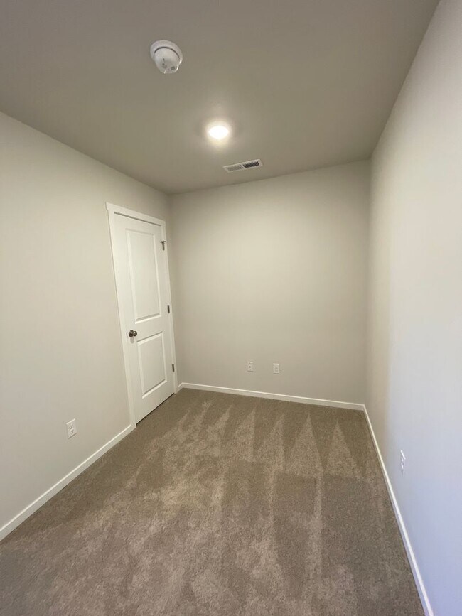 Building Photo - Town Home in NW Redmond's Canyon Ridge