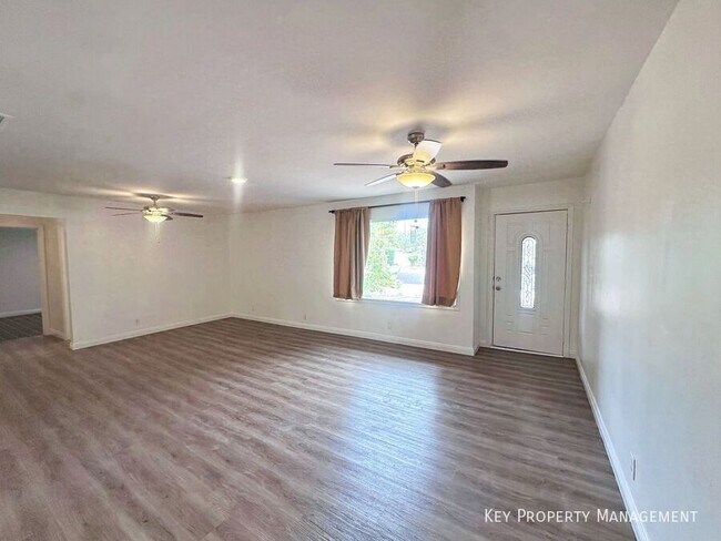 Building Photo - 812 Bracken Ave
