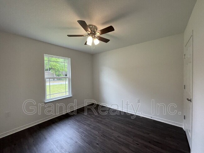 Building Photo - 6217 Fox Run St