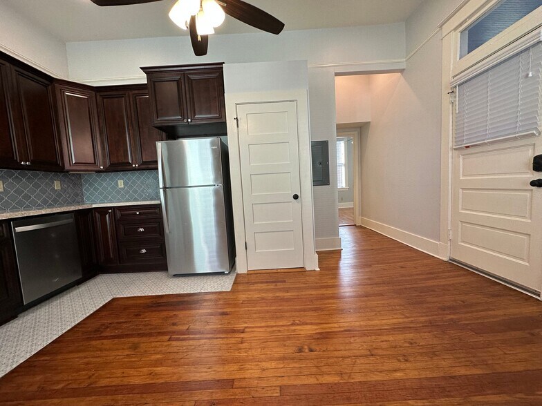 Building Photo - 516 E 8th St