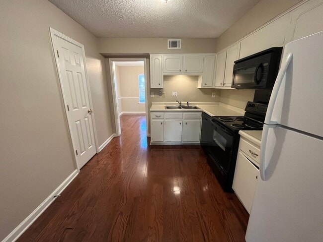 Building Photo - 3br/3ba Condo Located in Jamestown. Commun...