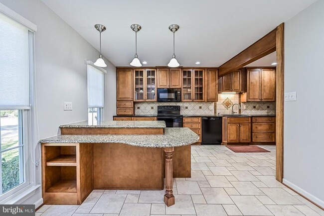 Building Photo - 9929 Hemlock Woods Ln