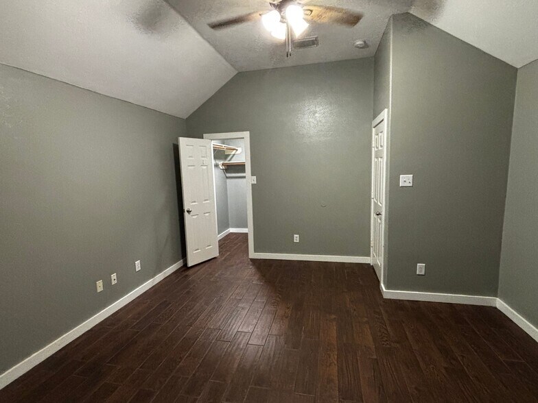 Building Photo - 4623 Village Park Dr