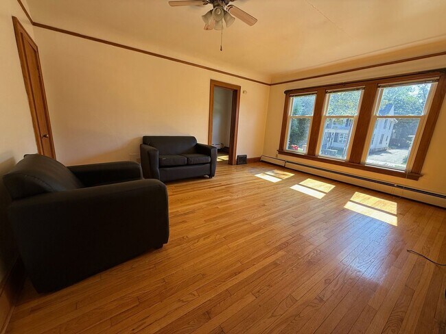 Interior Photo - 128-130